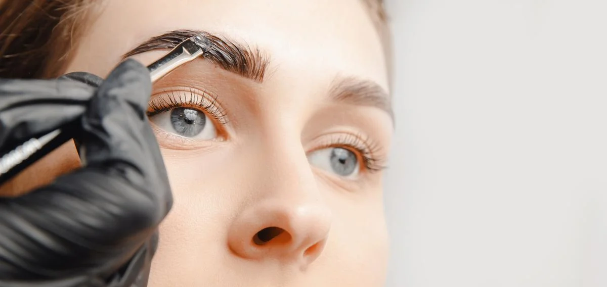 Henna Brows à Genève : la teinture au henné pour des sourcils plus fournis